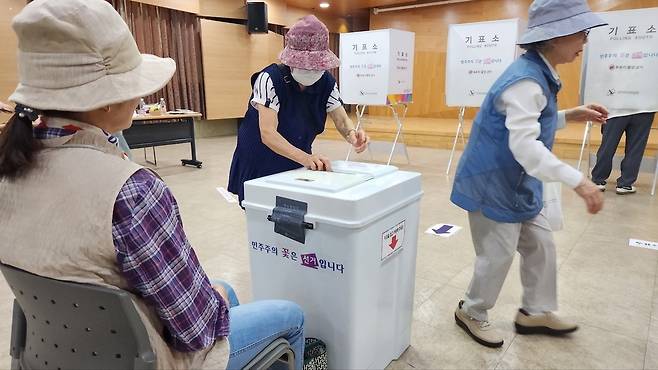 ▲ 제9회 전국동시지방선거 개표 결과 경기북부 지역의 여야 교차 완패·압승 구도가 뚜렷한 가운데 지난 3일 포천의 한 투표소에서 유권자들이 소중한 한 표를 행사하고 있다. 민주당은 양주에서, 국민의힘은 포천에서 다수의 의석을 차지했다. /이광덕 기자 kdlee@incheonilbo.com