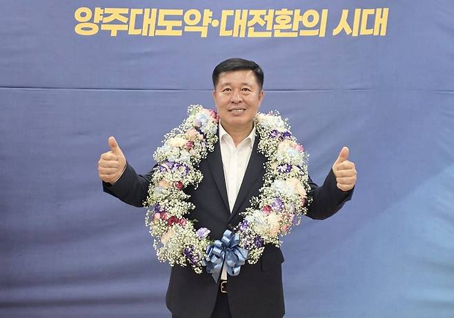정덕영 더불어민주당 양주시장 후보가 4일 새벽 당선이 유력해지자 선거사무소에서 축하 꽃목걸이를 받고 기뻐하고 있다. 사진=정덕영 캠프
