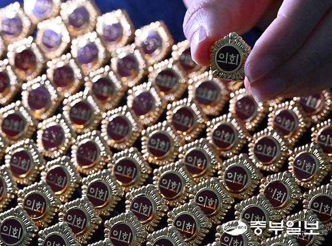 제9회 전국동시지방선거를 이틀 앞둔 1일 오전 수원시 영통구 경기도의회 사무국에 새로 출범할 지방의회를 이끌 주역들을 기다리는 의원 배지가 일제히 정렬돼 있다. 김경민기자