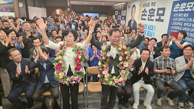 더불어민주당 손훈모 순천시장 당선자가 지난 3일 선거사무소에서 당선이 확정된 직후 세레모니를 하고 있다.<손훈모 당선자 측 제공>