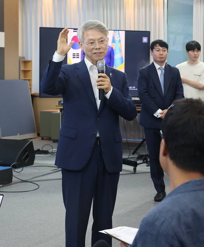 민형배 전남광주통합특별시장 당선인은 4일 오후 4시께 광주 서구 선거사무소에서 기자회견을 열고 인수위원회 격인 '전남광주대전환기획위원회' 구성 결과를 발표했다. 사진은 구성 결과 발표 후 기자들과 질의응답을 하고 있는 민 당선인. /김성빈 기자 ksb@namdonews.com