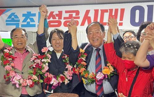 ◇이병선 속초시장 당선인은 4일 새벽 당선이 확실시 되자 선거사무소에서 부인 신동희씨와 두손을 번쩍 들어올리며 승리를 자축했다.