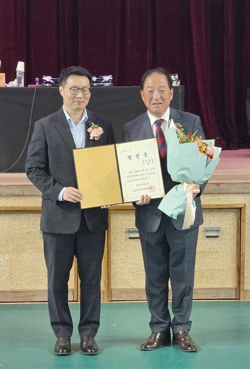 ◇속초시선거관리위원회는 4일 속초시청소년수련관 체육관에서 이병선 속초시장 당선인에게 당선증을 교부했다.