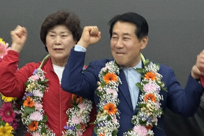 나동연 양산시장 당선인이 부인 정희자 여사와 환호하고 있다.