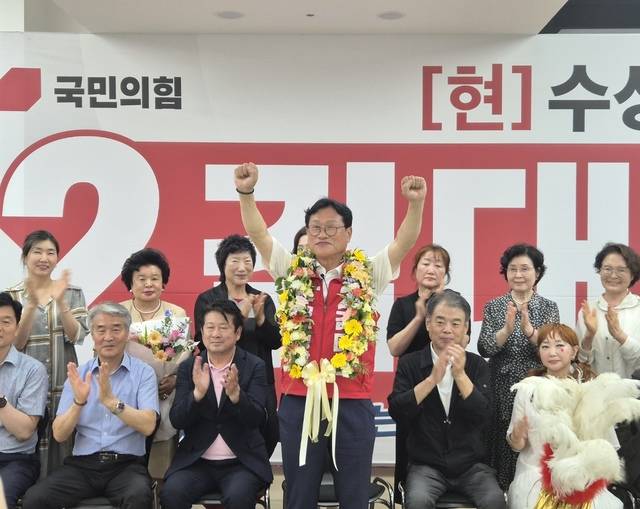 6·3 지방선거에서 대구 수성구청장에 당선된 김대권 당선인이 당선을 확정지은 후 기념사진을 찍고 있다. 김대권 캠프 제공