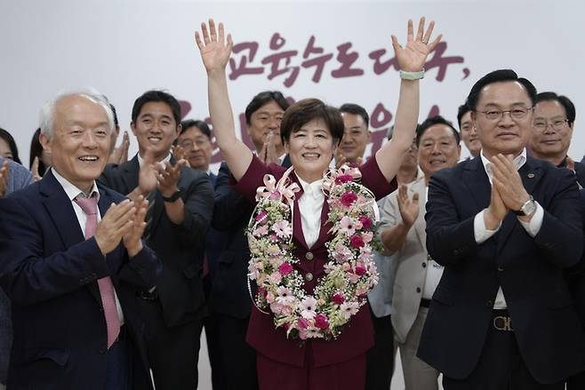 강은희 대구시교육감 후보가 3일 대구 서구 선거사무실에서 대구시교육감 출구조사 51.5% 로 1위 소식을 접한 후 관계자들과 함께 기념사진을 찍고 있다. <강은희 후보 선거사무실 제공>