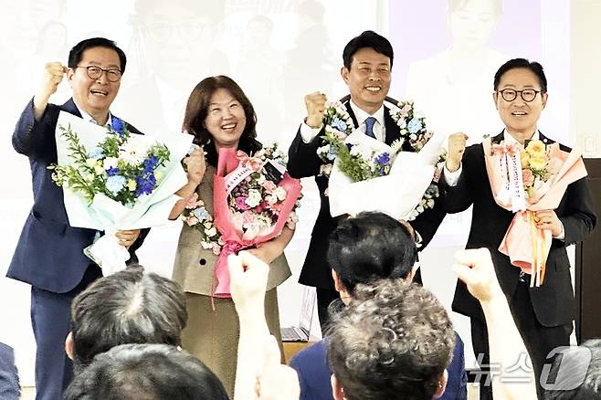전문학 대전 서구청장 당선인이 꽃다발을 들고 기뻐하고 있다.(후보 캠프 제공. 재판매 및 DB금지)/뉴스1