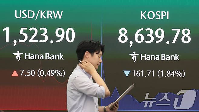 4일 오전 서울 중구 하나은행 본점 딜링룸 전광판에 코스피와 원·달러 환욜이 표시되고 있다. 2026.6.4 ⓒ 뉴스1 권현진 기자