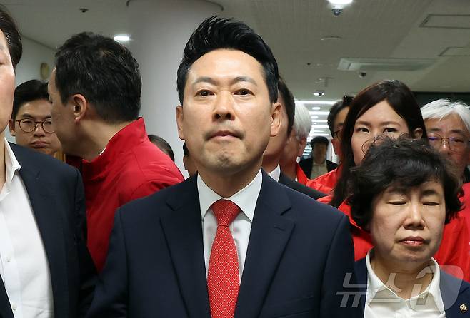 장동혁 국민의힘 대표가 4일 오전 경기 과천 중앙선거관리위원회를 방문해 지난 3일 서울 송파구 등 일부 투표소에서 벌어진 투표용지 부족 사태와 관련해 노태악 중앙선거관리위원장과의 면담을 기다리고 있다. 2026.6.4 ⓒ 뉴스1 김진환 기자