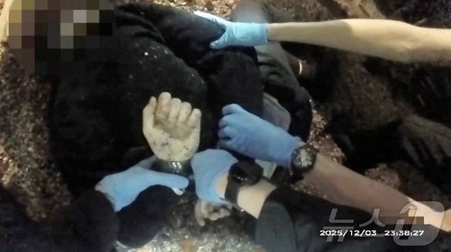 영국 경찰이 공개한 작년 12월 헨리 노박 체포·사망 사건 당시 보디캠 영상 화면. 2026.06.03 ⓒ 로이터=뉴스1