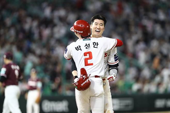 SSG 오태곤과 박성한이 3일 인천SSG랜더스필드에서 열린 2026 KBO리그 키움전에서 끝내기 승리로 13연패를 끊은 뒤 포옹하며 기뻐하고 있다. 사진 | SSG 랜더스