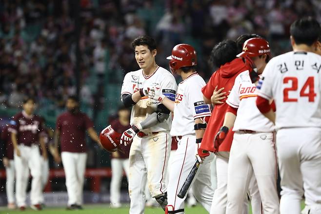 SSG 오태곤이 3일 인천SSG랜더스필드에서 열린 2026 KBO리그 키움전에서 끝내기 승리로 13연패를 끊은 뒤 동료와 얘기를 나누고 있다. 사진 | SSG 랜더스