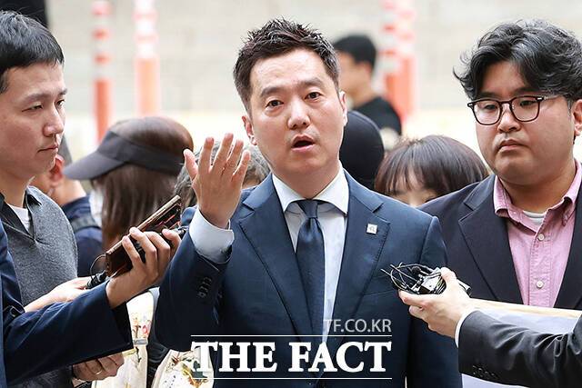 배우 김수현의 명예를 훼손한 혐의를 받는 김세의 가로세로연구소 대표가 지난달 26일 서울 서초구 서울중앙지법에서 열린 구속영장 실질심사에 출석하며 취재진의 질의에 답하고 있다. /박상민 기자