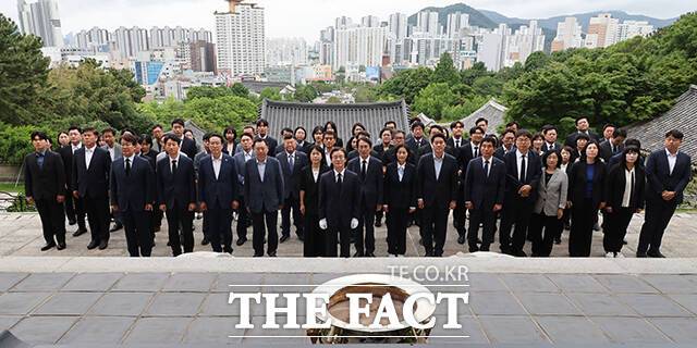 참배 전 충렬사 본진 앞에 선 당선인(가운데)과 더불어민주당 지방선거 당선인들.