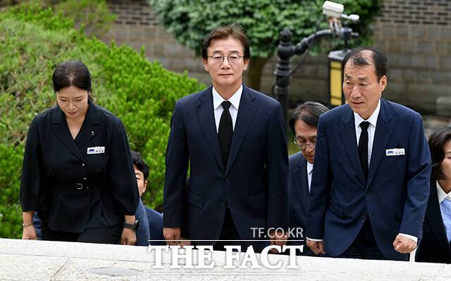 충렬사 계단 오르는 전 당선인(가운데).