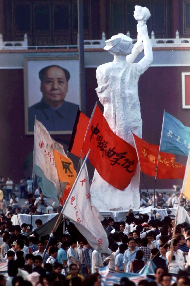 1989년 6월 베이징의 천안문 광장에서 민주화와 부패 추방을 요구하는 시위대가 세운 민주주의의 여신상이 천안문의 마오쩌둥 초상화를 마주 보고 세워졌다. /자료사진