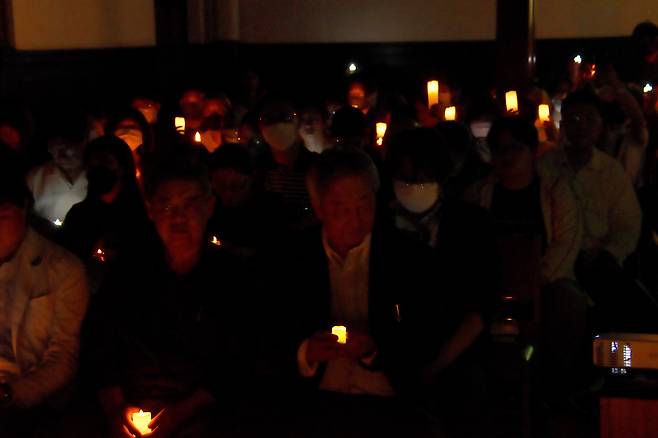 3일 일본 도쿄 신주쿠의 기독교계 국제 교류 숙박시설인 와세다 호시엔(早稲田奉仕園) 채플에서 열린 천안문 민주화운동 유혈진압 37주년 행사에서 참석자들이 촛불을 들고 희생자를 추모하고 있다./UPI 연합뉴스