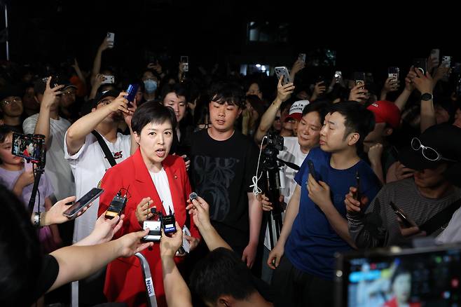 김은혜 국민의힘 의원이 4일 새벽 제9회 전국동시지방선거 및 국회의원 재·보궐선거 본투표일에 투표용지 부족으로 투표 시간이 오후 10시까지 연장됐던 서울 송파구 잠실7동 제2투표소를 찾아 입장을 밝히고 있다./뉴스1