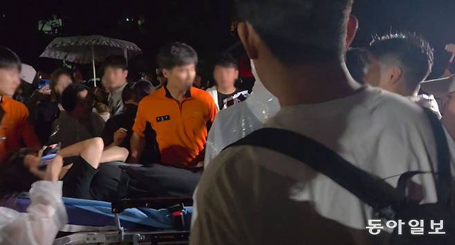 잠실7동 제2투표소에 있던 송파구청 선거 관리 직원이 어지럼증을 호소해 119 신고 후 실려나가는 장면. 이다겸 기자 gyeom@donga.com