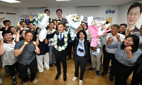 환호하는 김중남 강릉시장 당선인. 연합뉴스