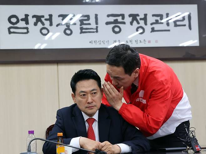 국민의힘 장동혁 상임선거대책위원장이 4일 6.3 지방선거 투표소 용지 부족 사태와 관련해 서울시선거관리위원회를 항의 방문 중 김민수 최고위원과 대화를 나누고 있다. 연합뉴스