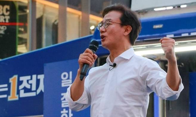 전재수 더불어민주당 부산시장 후보가 유세하고 있다. 전재수 캠프 제공