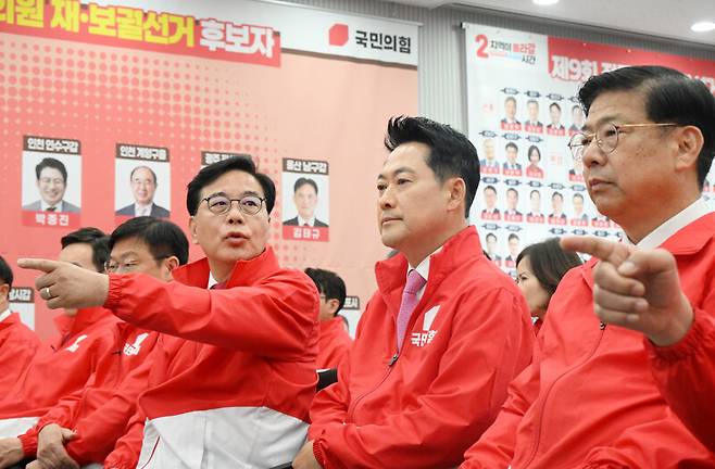 장동혁 국민의힘 대표와 송언석 원내대표 등이 3일 서울 여의도 당사 국민의힘 개표 상황실에서 제9회 전국동시지방선거 및 6·3 국회의원 재보궐선거 방송 3사 공동 출구조사 결과를 보며 대화하고 있다. 연합뉴스