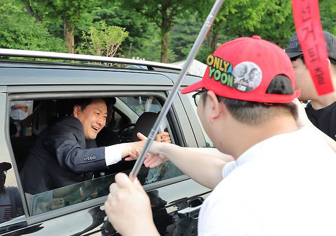 장동혁 국민의힘 대표가 4일 경기 과천 중앙선거관리위원회를 나서며 선관위 앞 지선 투표용지 부족 사태 항의 집회 현장 참가자들에게 인사를 하고 있다. 연합뉴스