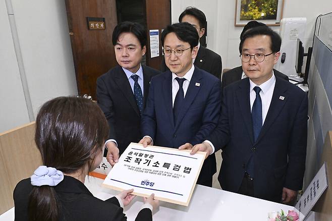지난 4월30일 천준호 당시 더불어민주당 원내대표 직무대행과 국정조사특위 위원들이 국회 의안과에 ‘윤석열 정치검찰 조작기소 진상규명 특검법’을 제출하고 있다. 연합뉴스