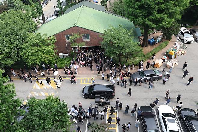 6·3 지방선거 본투표일에 투표용지 부족으로 투표 시간이 오후 10시까지 연장됐던 서울 송파구 잠실7동 제2투표소 앞에서 4일 오전 투표함 반출을 반대하는 인파가 모여있다. 최현수 기자 emd@hani.co.kr
