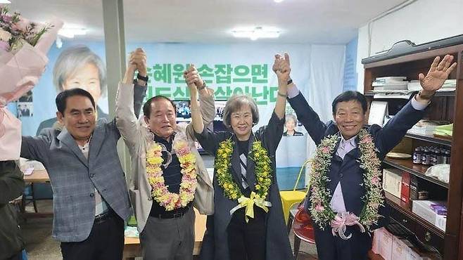 6·3지방선거에서 목포시의원에 출마한 손혜원 전 국회의원이 4일 오전 당선이 확정되자 지지자들과 기념사진을 촬영하고 있다. 손 전 의원 캠프 제공
