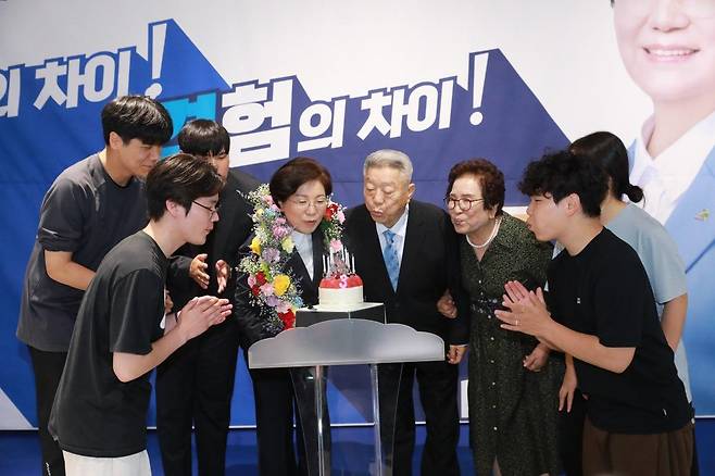 서울시 여성 구청장 최초로 3선에 성공한 김미경 은평구청장 당선자가 4일 당선 확실 후 부모님, 자립준비 청년과 함께 케이크 초를 불고 있다. 김미경 캠프 제공