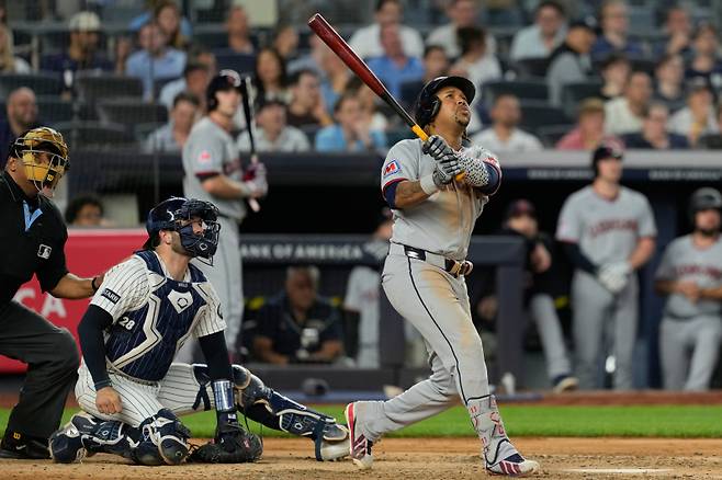 <yonhap photo-3887=""> Cleveland Guardians' Jos? Ram?rez looks after his solo home run during the sixth inning of a baseball game against the New York Yankees, Wednesday, June 3, 2026, in New York. (AP Photo/Seth Wenig)/2026-06-04 10:56:25/ <저작권자 ⓒ 1980~2026 ㈜연합뉴스. 무단 전재 재배포 금지, AI 학습 및 활용 금지></yonhap>