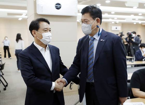 경기 하남갑에 출마해 앞서 나가고 있는 이광재(왼쪽) 민주당 후보과 인천 연수갑에 출마해 당선이 유력한 송영길 민주당 후보. 오종택 기자