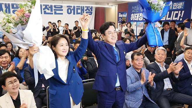 허태정 대전시장 당선인이 부인 양창희씨와 꽃다발을 들고 사진을 찍고 있다. 사진 허태정 캠프