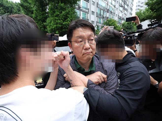 김범진 서울시선관위 사무처장이 4일 서울 송파구 잠실7동 제2투표소로 들어가려다 투표함 반출을 막는 시민들의 제지를 받고 있다. 연합뉴스