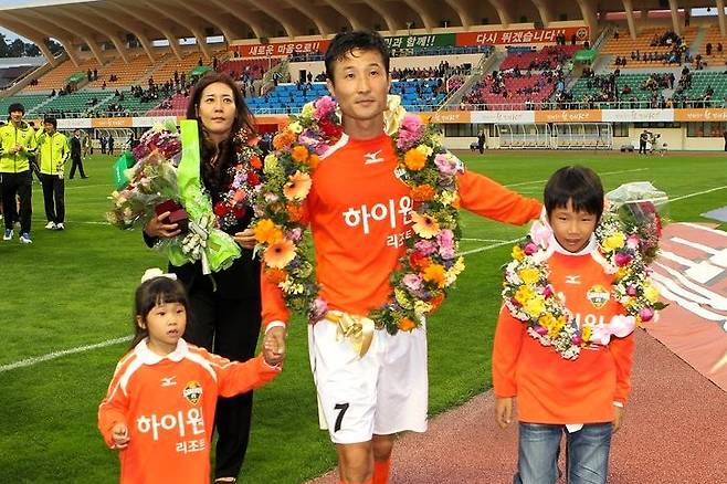 ▲ 강원FC 이을용이 2011년 10월 23일 강릉종합운동장에서 열린 은퇴식 이후 아들 이태석과 관중석을 돌며 팬들에게 인사하고 있다. 연합뉴스