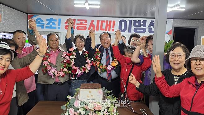 ▲ 이병선 속초시장 당선인이 지지자들고 4일 선거사무소에서 환호하고 있다.
