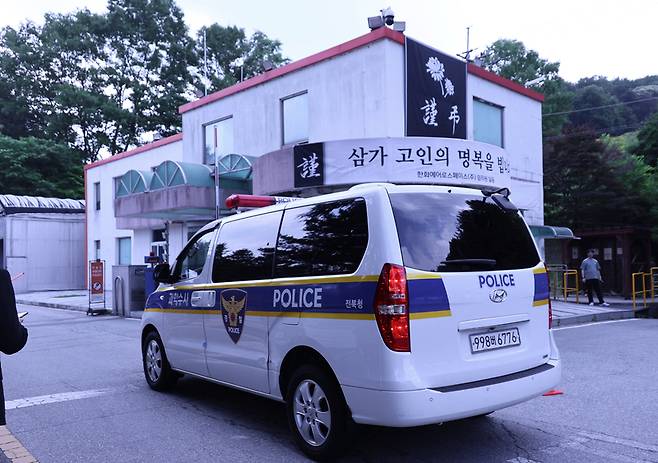 ▲ 대전경찰청 수사전담팀과 고용노동부 대전고용노동청이 폭발 사고로 7명의 사상자가 발생한 한화에어로스페이스 대전사업장과 서울 본사 등에 대한 압수수색에 착수한 4일 대전 유성구 외삼동 대전사업장으로 경찰차가 들어가고 있다. 연합뉴스