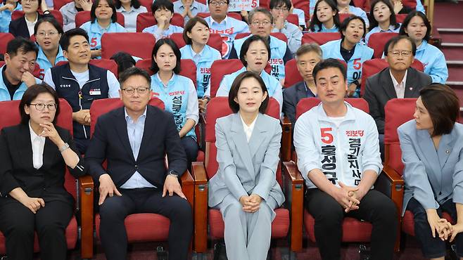 진보당 상임대표이자 경기 평택을 국회의원 재선거 후보인 김재연 대표와 홍성규 경기도지사 후보 등이 지난 3일 국회 의원회관에 마련된 개표상황실에서 6·3 지방선거 및 국회의원 재·보궐선거 출구조사 결과 발표를 지켜보고 있다. 연합뉴스
