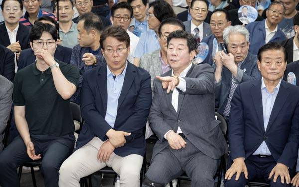 더불어민주당 전재수 부산시장 후보 선거대책위원회 관계자들이 3일 부산진구 선거사무소에서 방송3사의 6·3 부산시장 선거 출구조사 결과가 발표되자 이야기를 나누고 있다. 이원준 기자