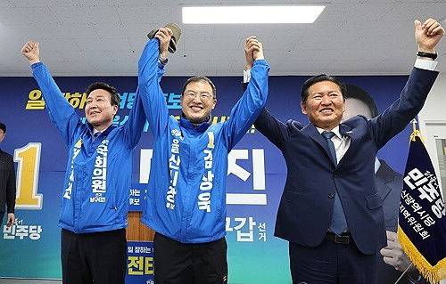 김상욱(가운데) 더불어민주당 울산시장 당선인이 지난 9일 정청래 대표와 전태진 남구갑 국회의원 후보 선거사무소 개소식에서 지지자들에게 인사하고 있다. 김상욱 캠프 제공
