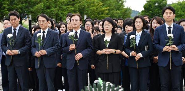 더불어민주당 전재수 부산시장 당선인이 자당 소속 당선인들과 함께 4일 경남 김해 봉하마을 노무현 전 대통령의 묘역을 찾아 참배하고 있다. 왼쪽부터 박상준 강서구청장 당선인, 김태석 사하구청장 당선인, 전 당선인, 정명희 북구청장 당선인, 우성빈 기장군수 당선인, 서태경 사상구청장 당선인. 김정록 기자