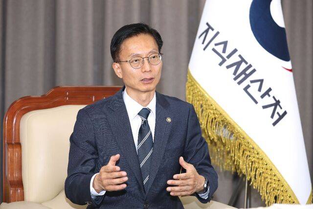 김용선 지식재산처장이 3일 정부대전청사 지재처장 집무실에서 국민일보와 인터뷰하고 있다. 그는 “초고속 심사제도 대상 분야를 순차적으로 확대하겠다”고 밝혔다. 지식재산처 제공