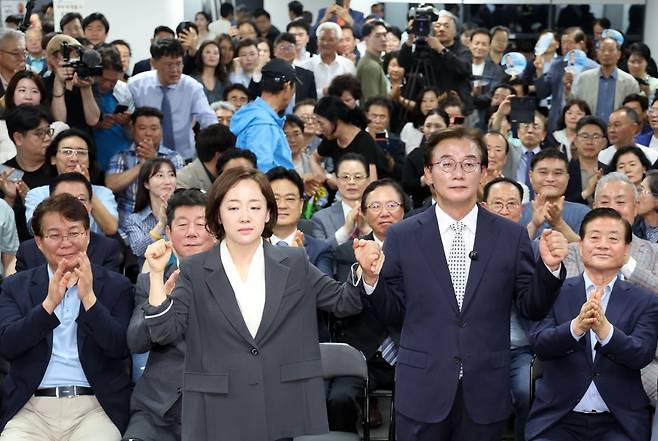 전재수 부산시장 당선인이 3일 당선이 확실시된 뒤 배우자와 함께 두 손을 들어 지지자들에게 인사하고 있다. 연합뉴스