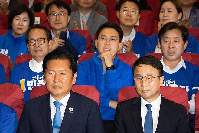 정청래 더불어민주당 대표를 비롯한 선대위 지도부가 제9회 전국동시지방선거 및 국회의원 재보궐 선거 개표 결과를 지켜보고 있다. 사진ㅣ뉴스1