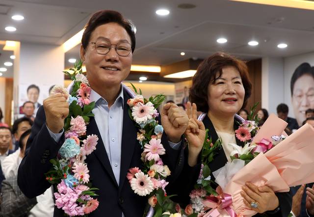 박완수 6·3 지방선거 국민의힘 경남지사 후보가 당선이 확실해진 4일 경남 창원시 선거사무소에서 당선 축하를 받고 있다. 연합뉴스
