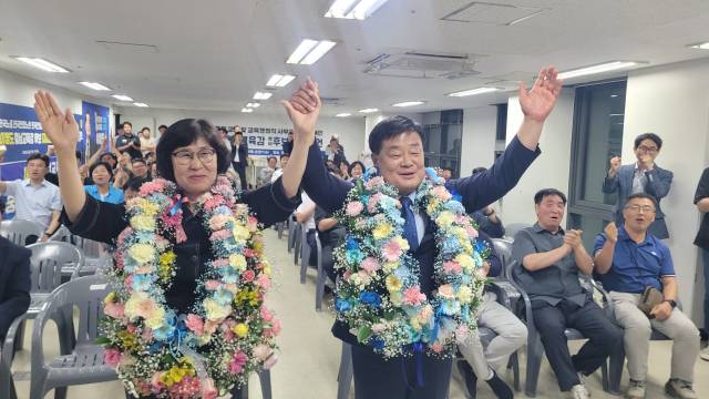 ▲이병도 충남교육감 후보가 승리를 자축하고 있다 ⓒ프레시안(장찬우 기자)