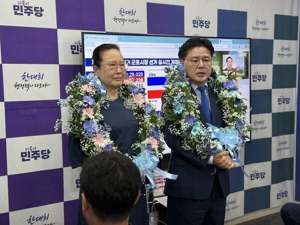 한대희 군포시장 당선인(오른쪽)이 선거사무소에서 배우자와 함께 당선 소감을 밝히고 있다. 한대희 캠프 제공