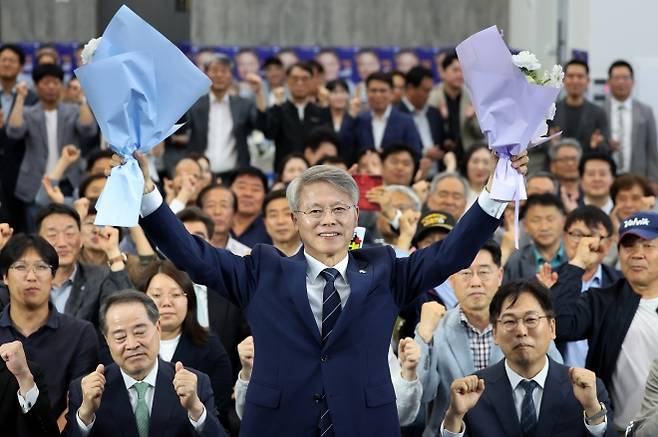 더불어민주당 소속 민형배 전남광주통합특별시장 당선인이 3일 저녁 광주 서구 마륵동에 있는 선거사무소에서 꽃다발을 들고 인사하고 있다. 광주 뉴시스